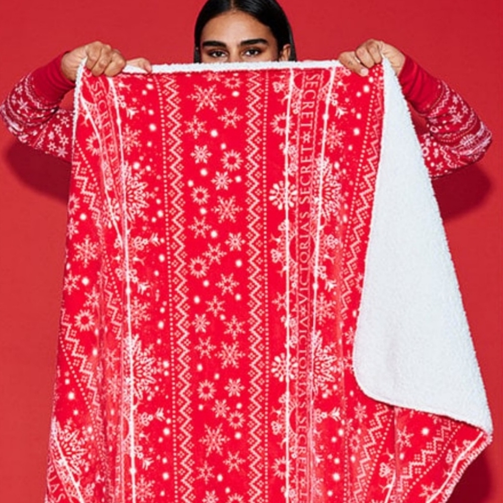 NWT Victoria's Secret Fleece Sherpa Blanket
